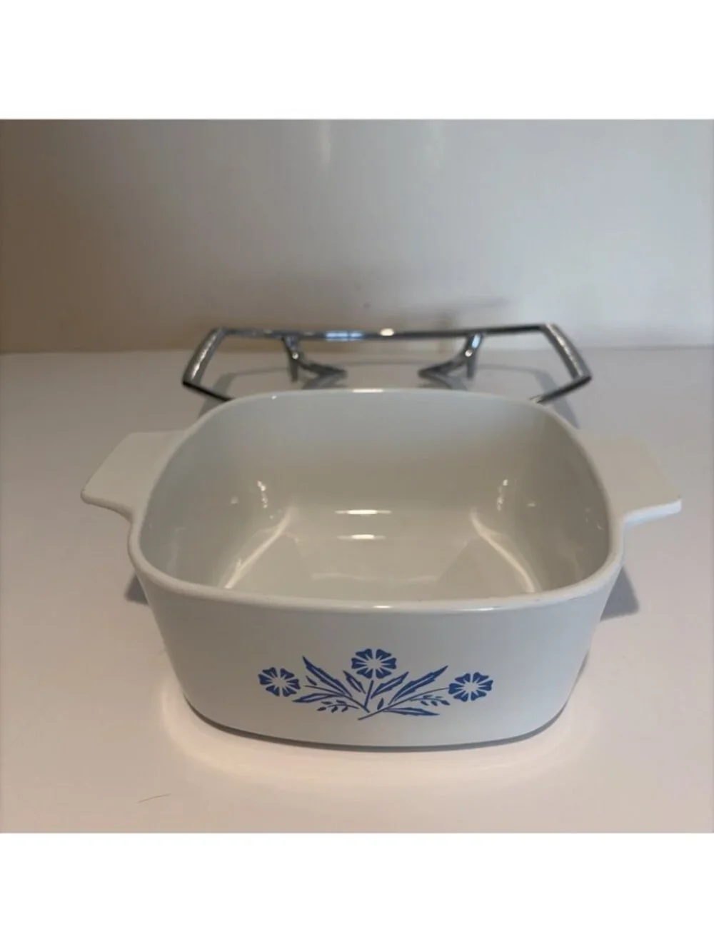 VTG Corning Ware Blue Cornflower Casserole 1 1/2 QT W/ Pyrex Lid & Metal Trivet